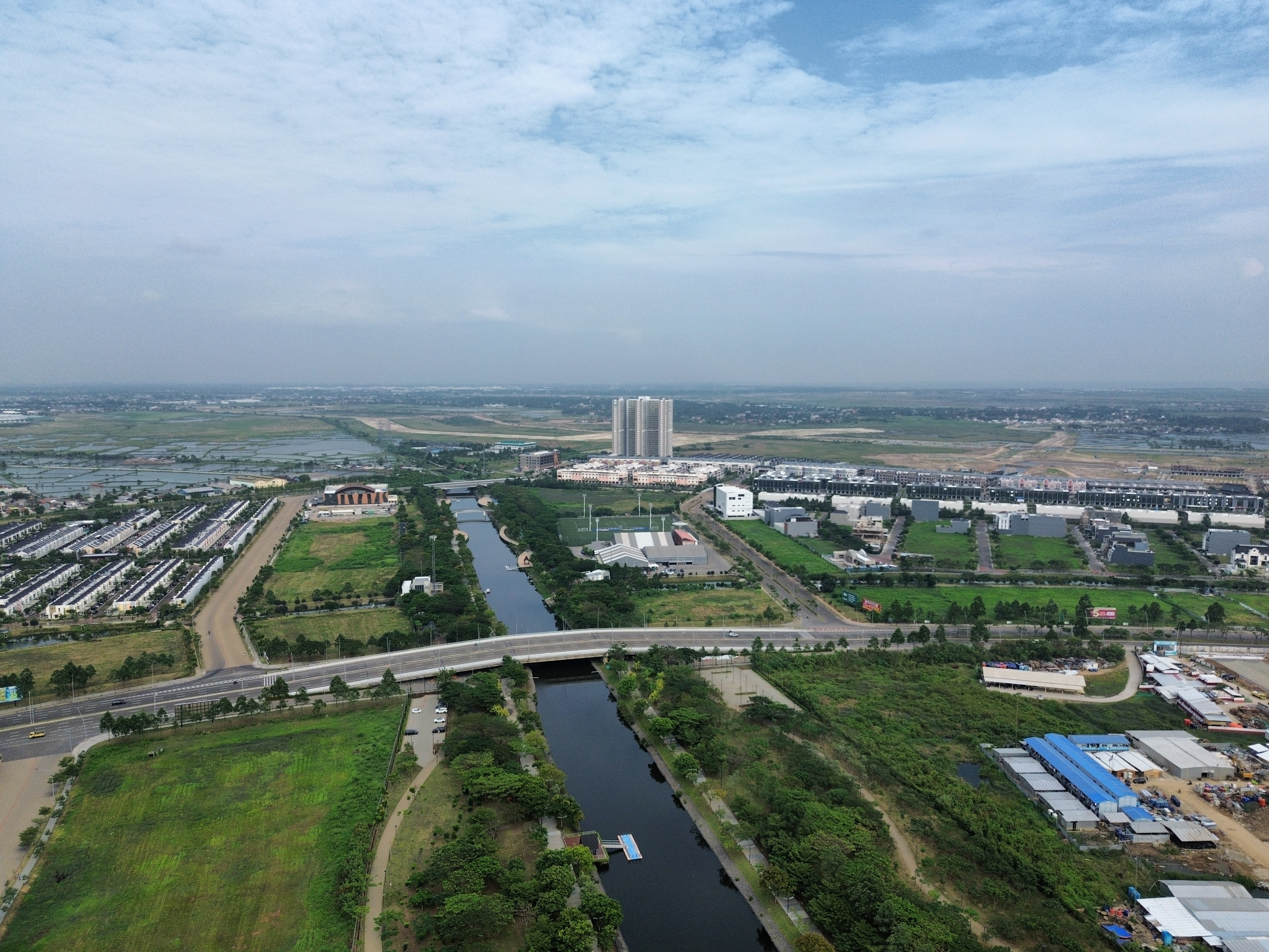 Tim PT Prabu Maju Sukses Mandiri sedang berdiskusi di lokasi proyek konstruksi.